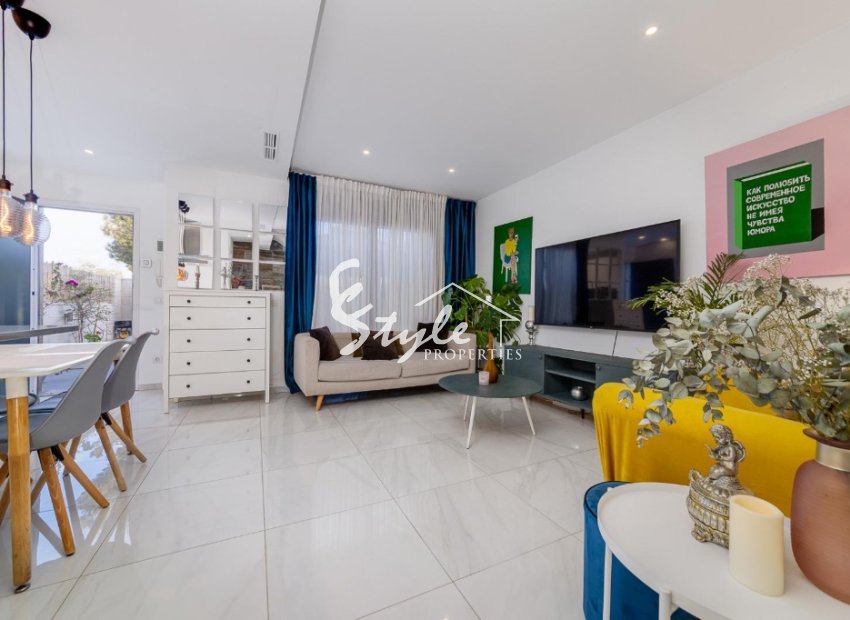 продается новый современный дом с 3 спальнями в Вилламартине, Ориуэла Коста , Коста Бланка, Испания. ID2683