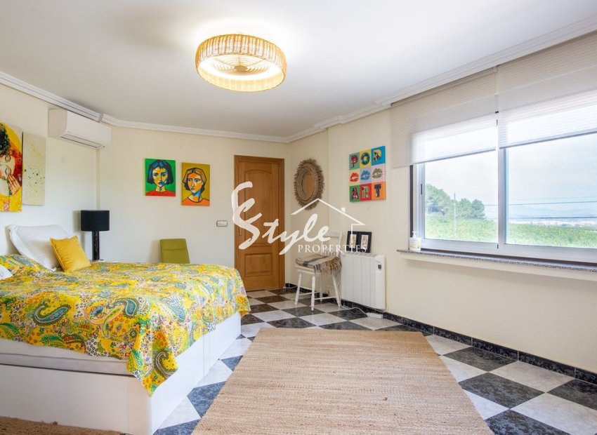 Продается просторная вилла с 4 спальнями в Альгорфе, Коста Бланка, Испания. ID1929