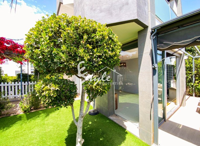 Продается современная 3-комнатная квартира на первом этаже с садом в Пунта Прима, Ориуэла Коста. ID2688