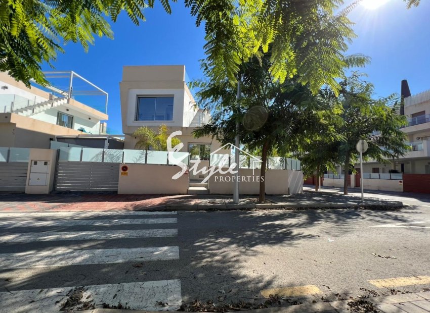 Продается современная вилла у моря в Мил Пальмерас на побережье Коста-Бланка, Испания.ID2743