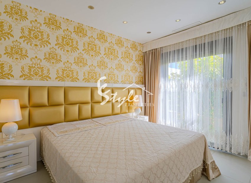 Продается стильная комфортабельная вилла с частным бассейном в тихом районе Сьюдад-Кесада, Коста-Бланка, Испания. ID2328