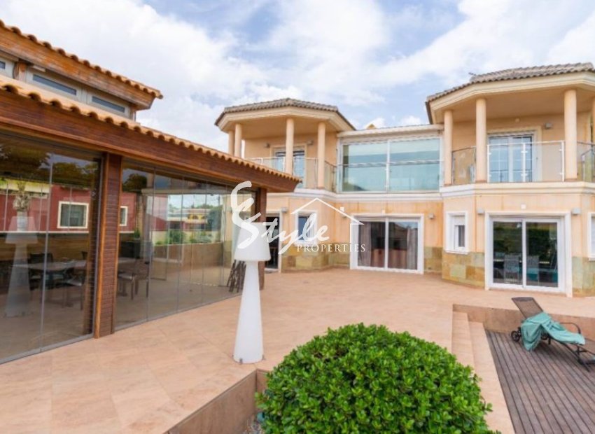 Продается вилла с садом и бассейном в Торревьехе. ID 1814