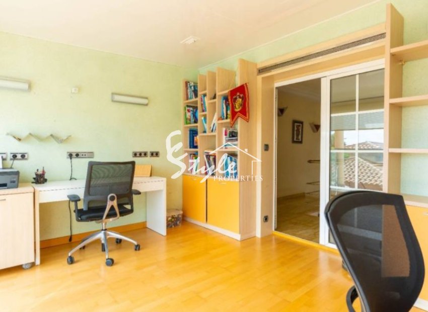 Продается вилла с садом и бассейном в Торревьехе. ID 1814