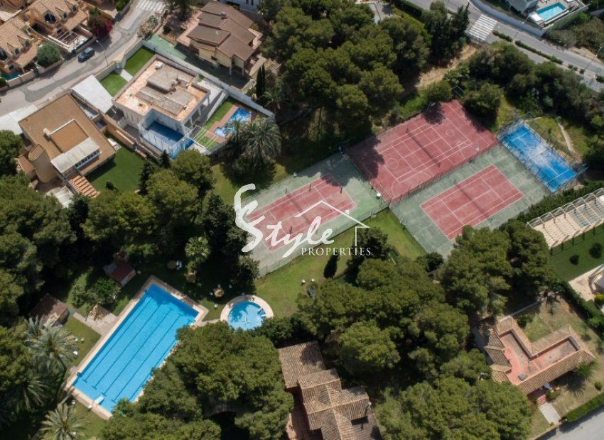 Продается вилла в классическом стиле недалеко от пляжа в Кампоаморе, Коста Бланка, Испания. ID1722