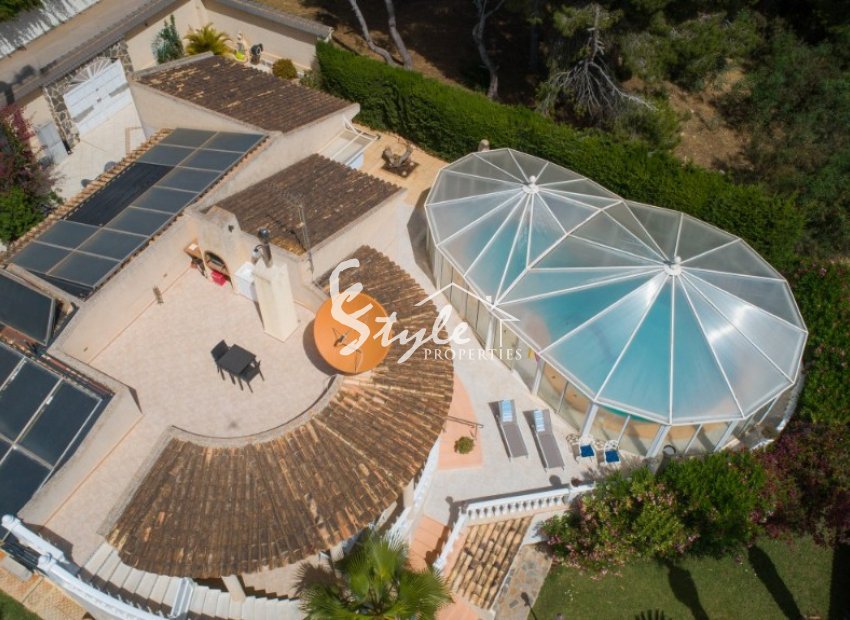 Продается вилла в классическом стиле недалеко от пляжа в Кампоаморе, Коста Бланка, Испания. ID1722