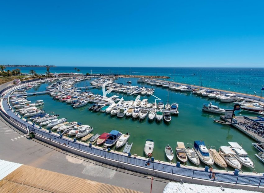 Продается вилла в классическом стиле недалеко от пляжа в Кампоаморе, Коста Бланка, Испания. ID1722