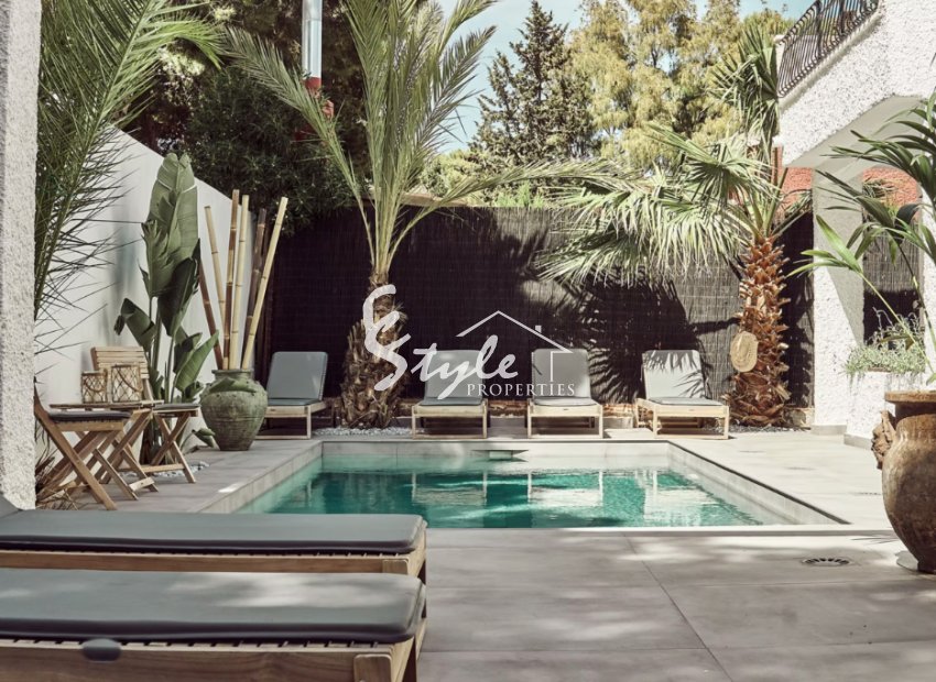 Продаётся классическая испанская вилла недалеко от пляжа в Пунта Прима, Коста Бланка, Испания. ID1707