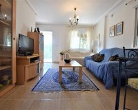 Продажа смежного дома с 3 спальнями рядом с полем для гольфа в Лас Филипинас, Вилламартин