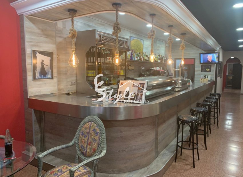 Profitable bar for sale in the center of Alicante, Costa Blanca, Spain. ID090