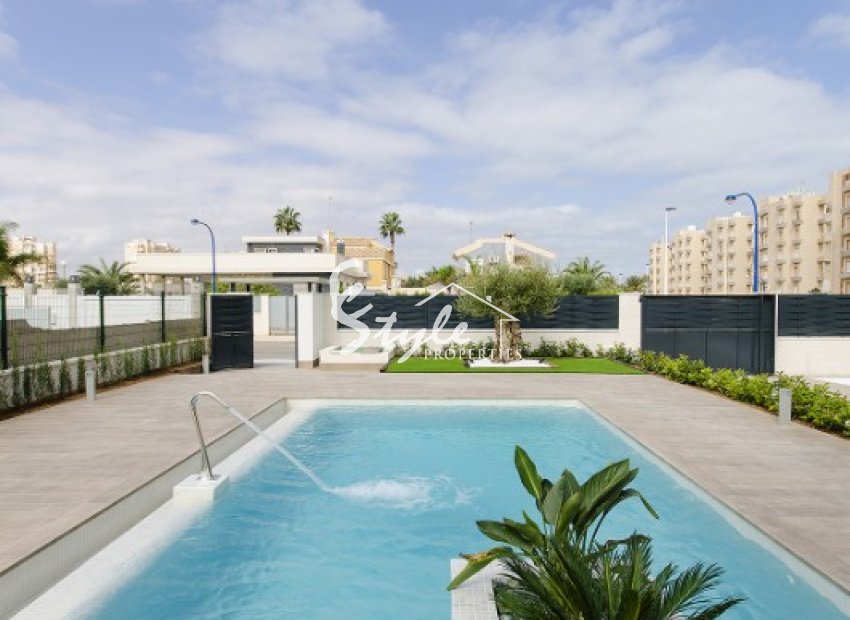 Promoción en Dehesa de Campoamor. Complejo de villas independientes con piscina privada cerca del mar en Orihuela Costa.