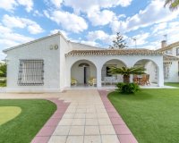 Propiedad única en primera línea en venta en Punta Prima, Costa Blanca Sur, España ID 3747