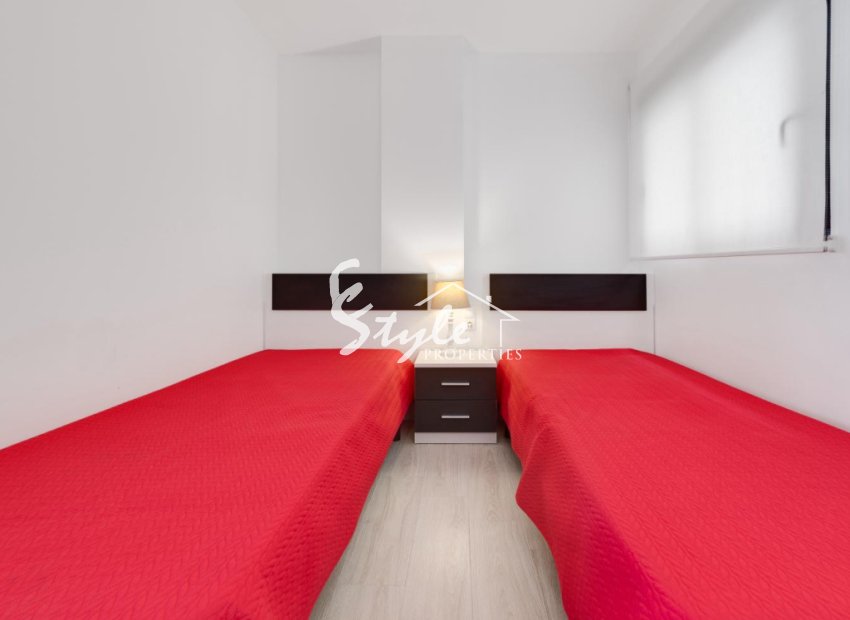 Resale - Apartament  - Torrevieja - calle Puerto Romano