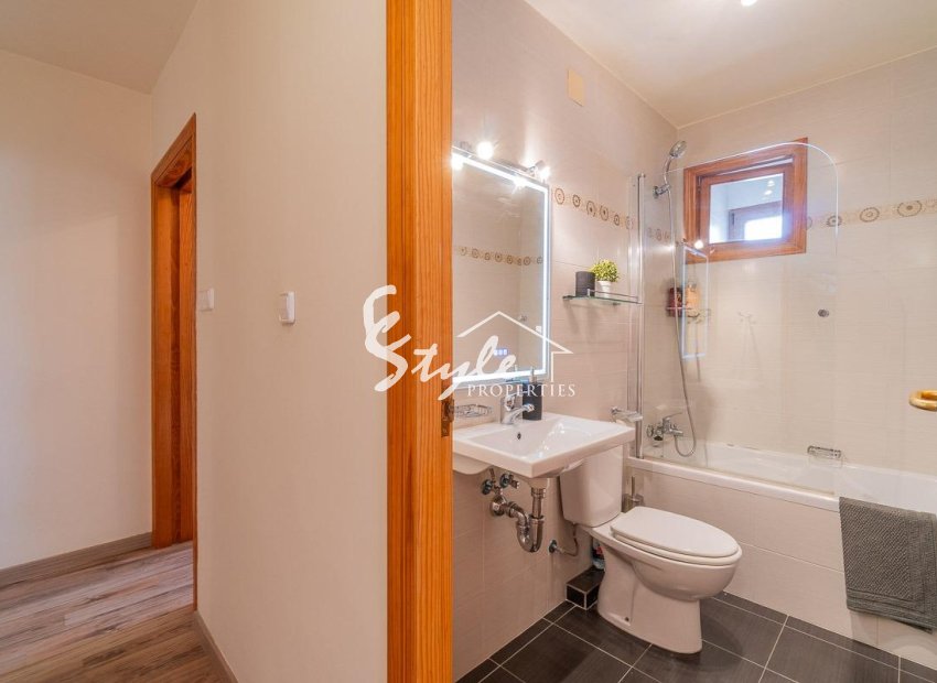Resale - Apartament  - Torrevieja - Playa de los Naufragos
