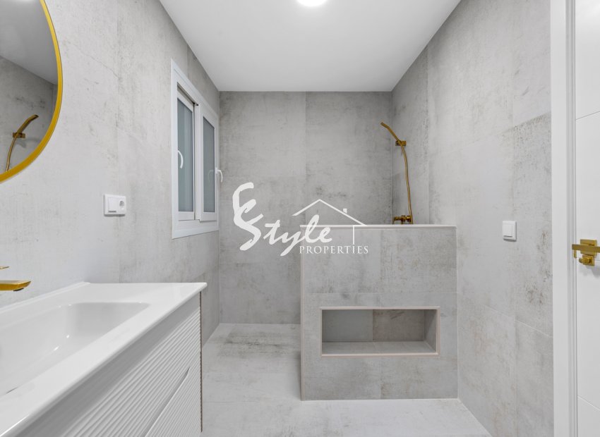 Resale - Apartament  - Torrevieja - Playa del Acequión