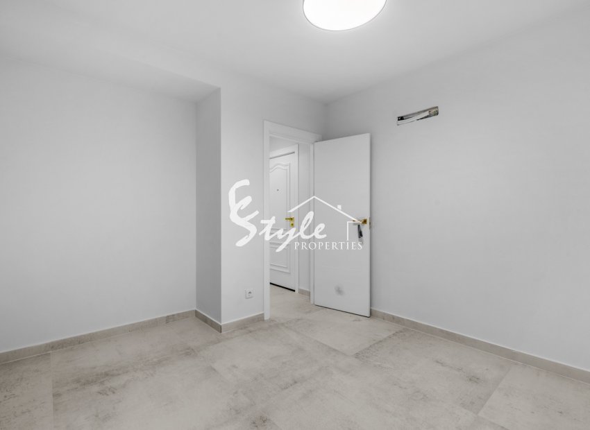 Resale - Apartament  - Torrevieja - Playa del Acequión