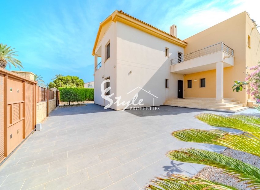 Resale - Villa - Cabo Roig