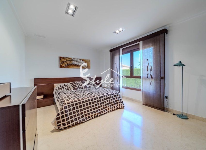Resale - Villa - Cabo Roig