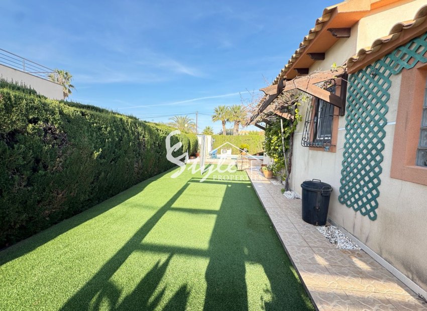 Resale - Villa - Cabo Roig