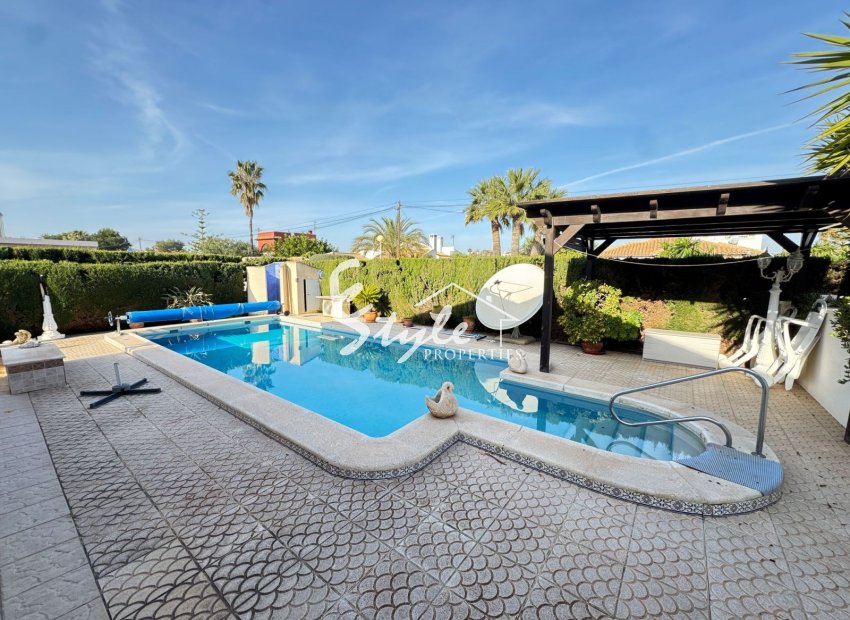 Resale - Villa - Cabo Roig