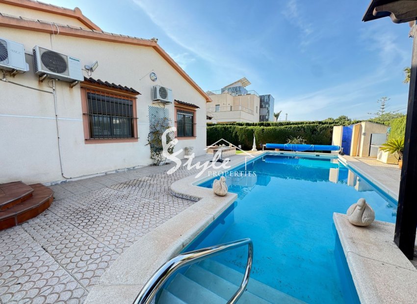 Resale - Villa - Cabo Roig