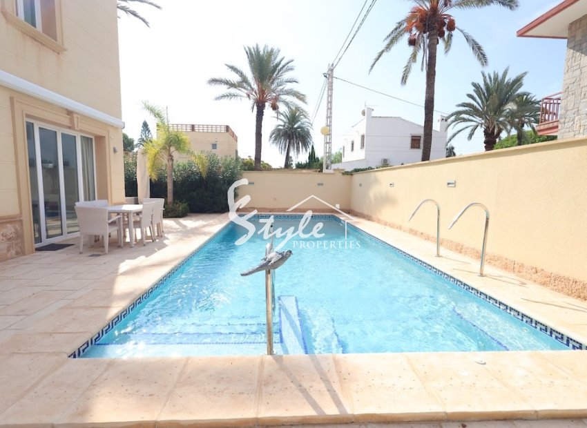 Resale - Villa - Cabo Roig