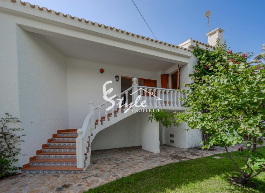 Resale - Villa - Cabo Roig