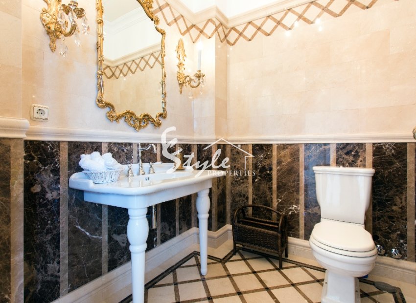 Resale - Villa - Cabo Roig