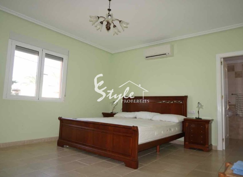 Resale - Villa - Cabo Roig