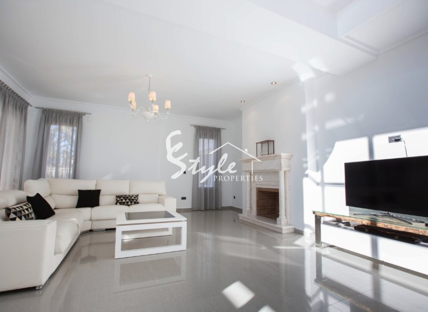 Resale - Villa - Cabo Roig