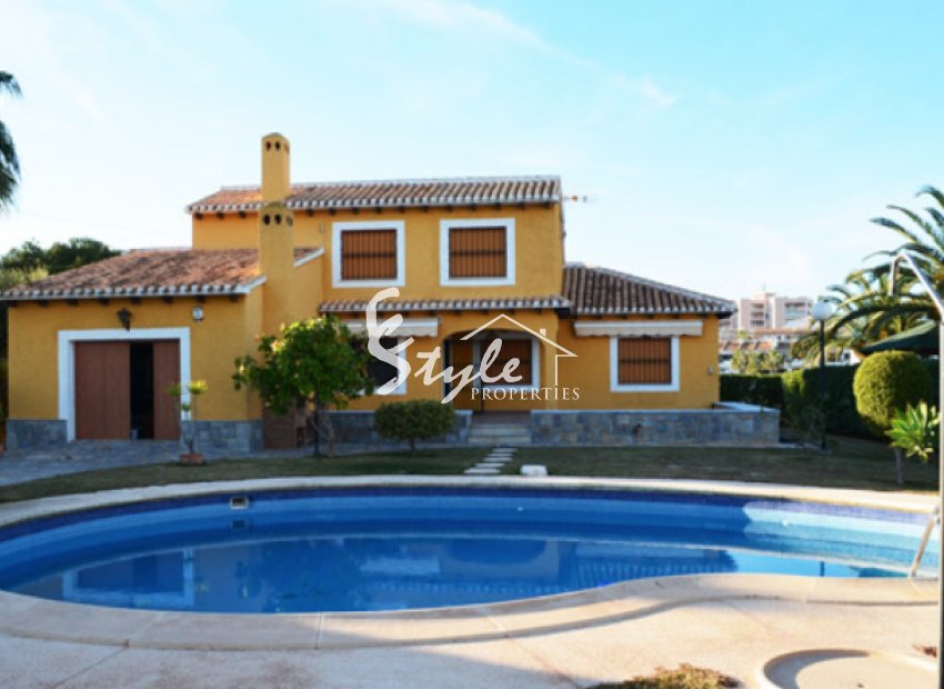 Resale - Villa - Cabo Roig