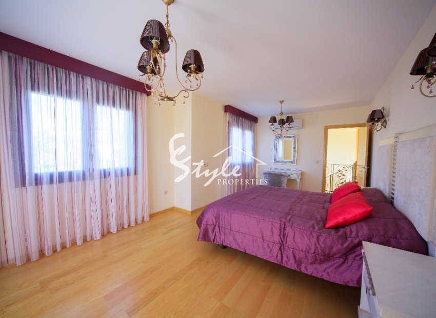 Resale - Villa - Cabo Roig