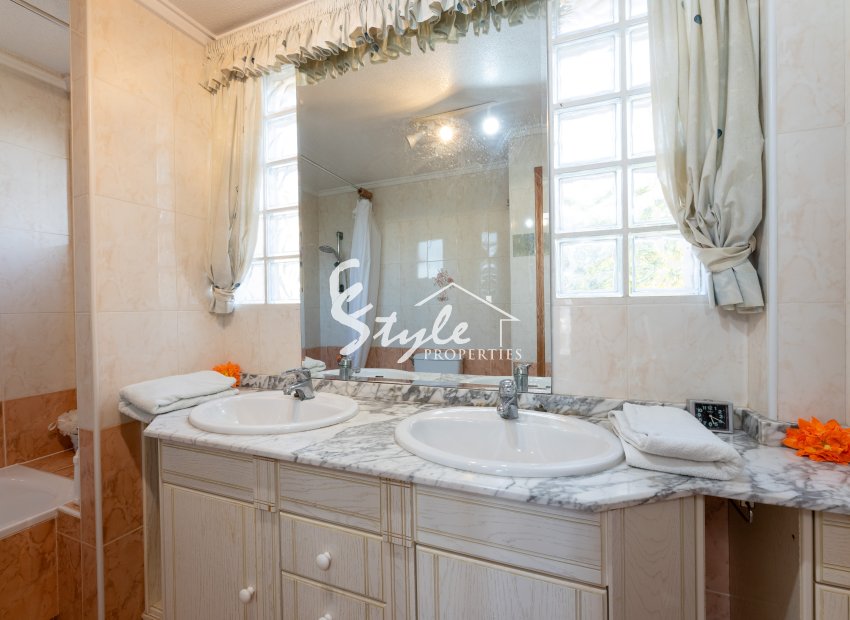 Resale - Villa - Los Altos