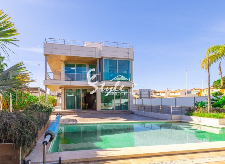 Resale - Villa - Orihuela Costa  - La Zenia