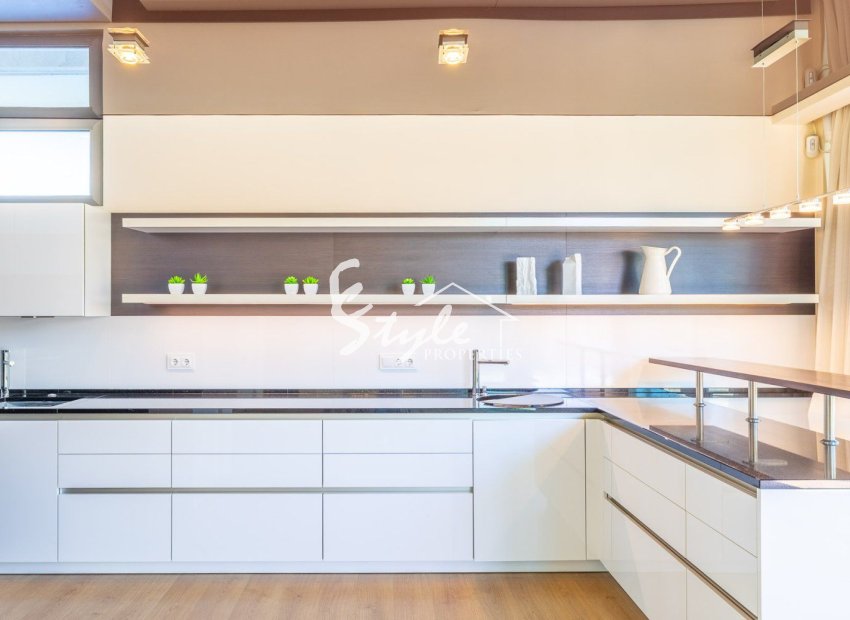 Resale - Villa - Orihuela Costa  - La Zenia