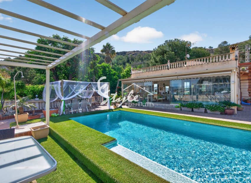 Resale - Villa - Orihuela-Costa - Orihuela Center