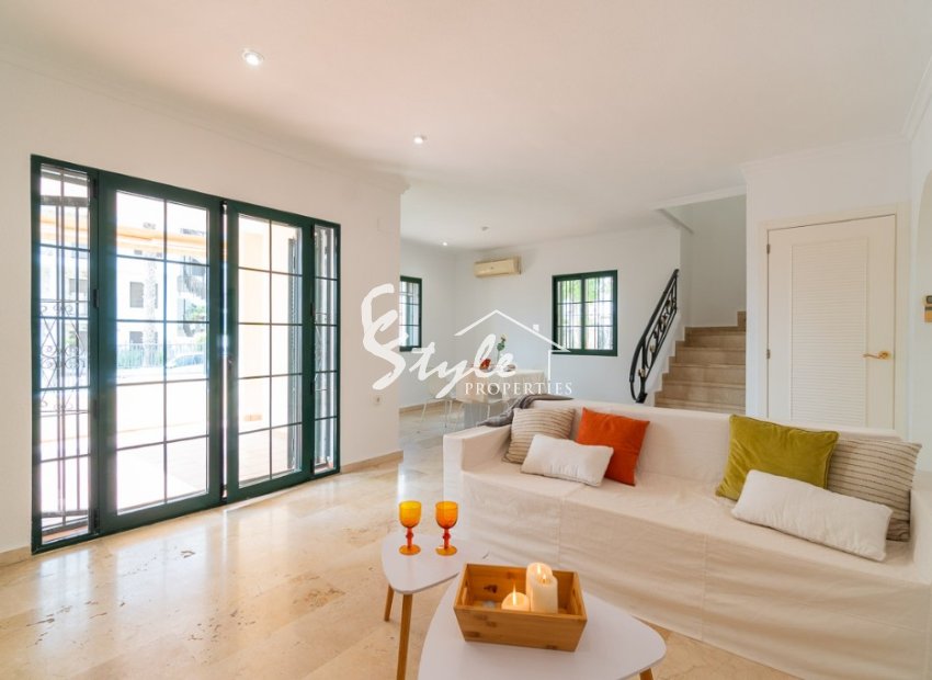 Resale - Villa - Orihuela Costa  - Villamartin