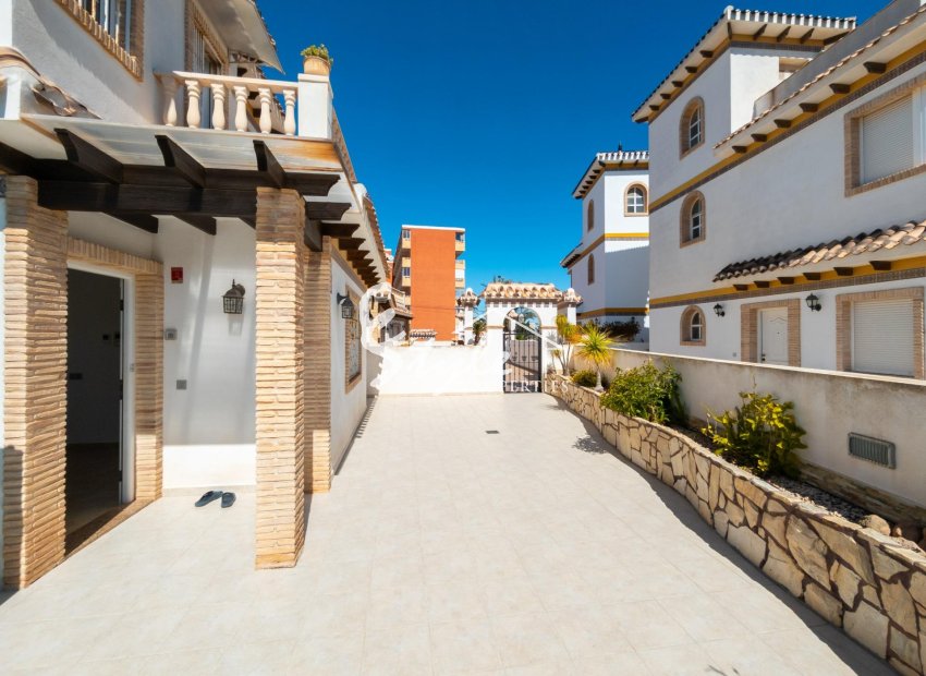 Resale - Villa - Torrevieja - La Mata