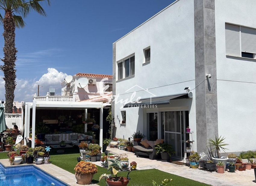 Resale - Villa - Torrevieja - La Siesta - El Salado -  Torreta