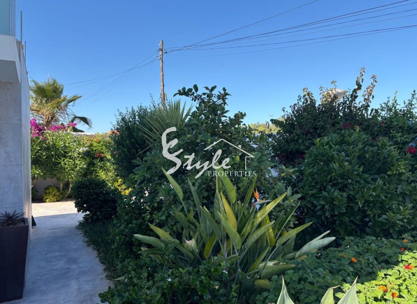 Resale - Villa - Torrevieja - La Siesta - El Salado -  Torreta