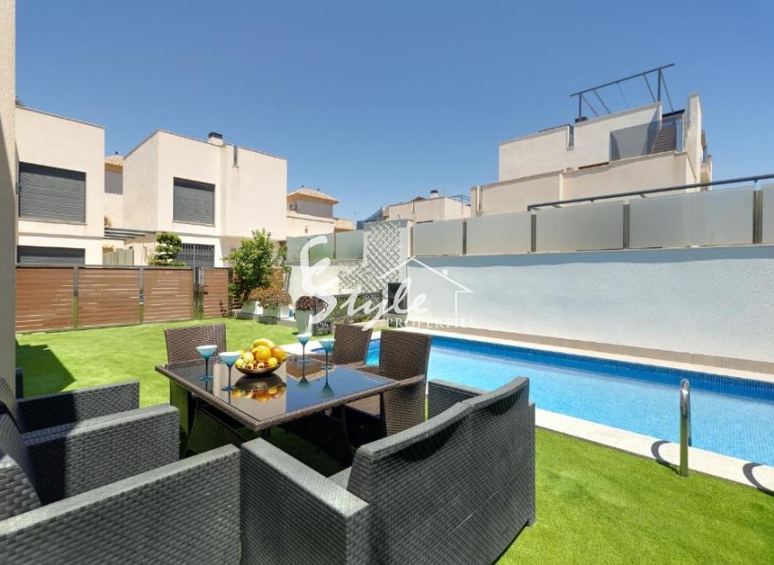 Resale - Villa - Torrevieja