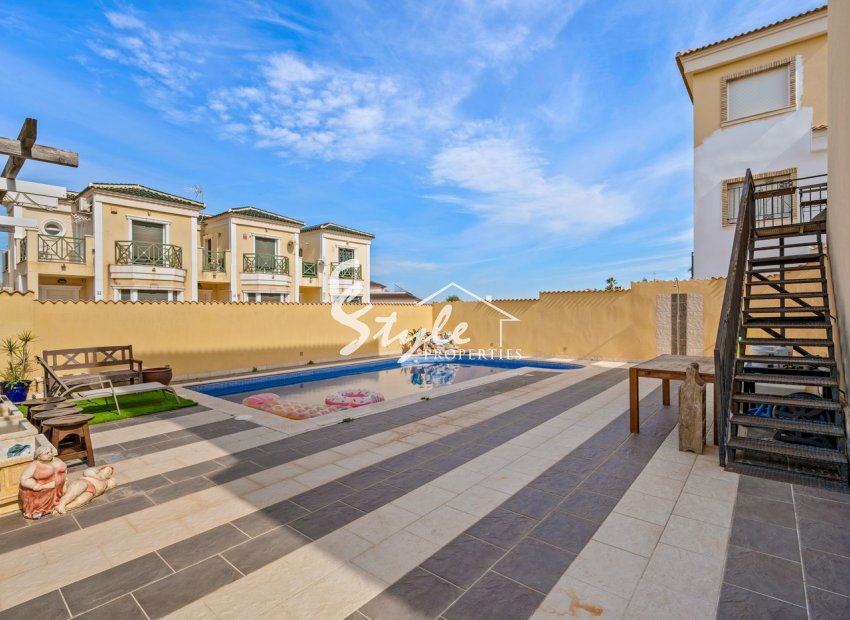 Resale - Villa - Villamartin, Orihuela Costa - Castillo de Don Juan