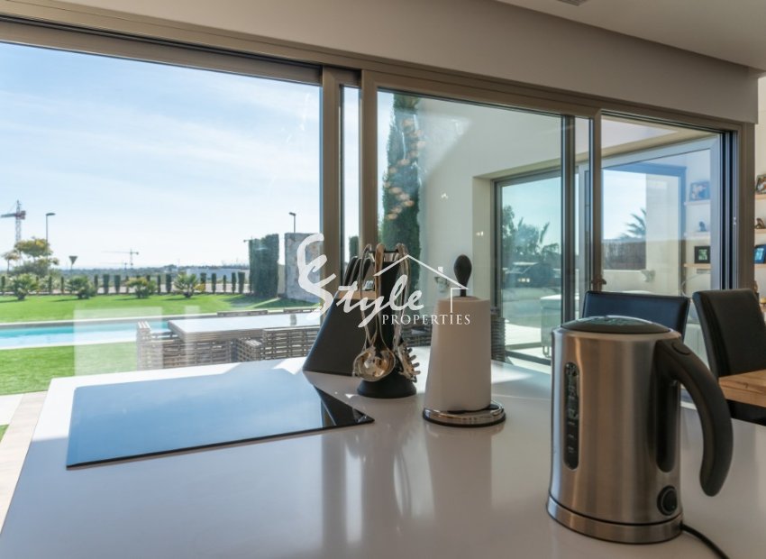 Роскошная вилла в продаже с садом и бассейном рядом с полем для гольфа в Colinas Golf & Country Club de Campoamor