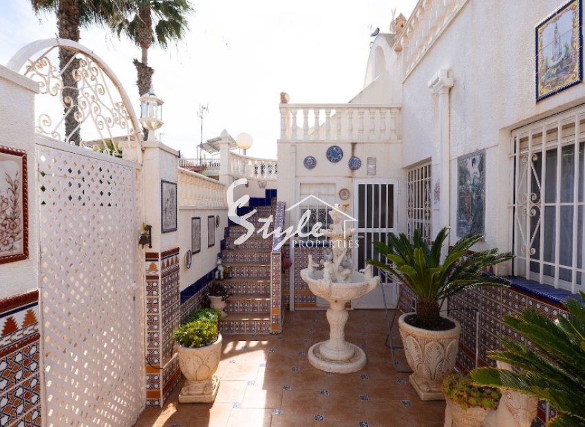 Se vende adosado  de 3 habitaciones en Torrevieja  Alicante . ID2669