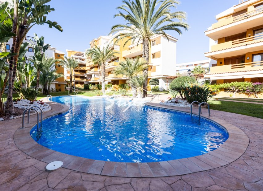 Se vende apartamento de 2 dormitorios 2 baños con orientación sur en La Entrada, Punta Prima, Costa Blanca. ID2636