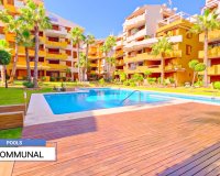 Se vende apartamento de 2 dormitorios 2 baños con vistas a la piscina en La Recoleta, Punta Prima, Costa Blanca. ID3673