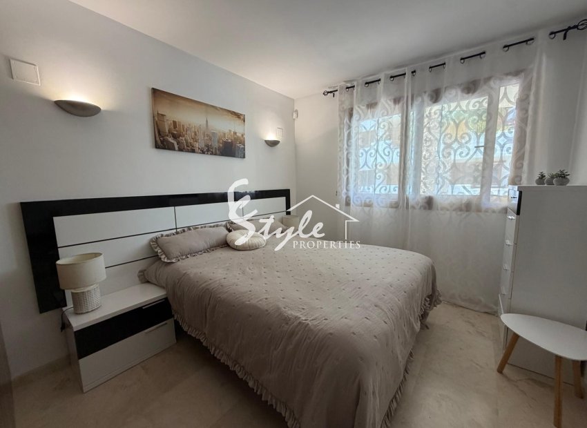 Se vende apartamento de 2 dormitorios con vistas a la piscina en La Recoleta, Punta Prima, Costa Blanca. ID2223