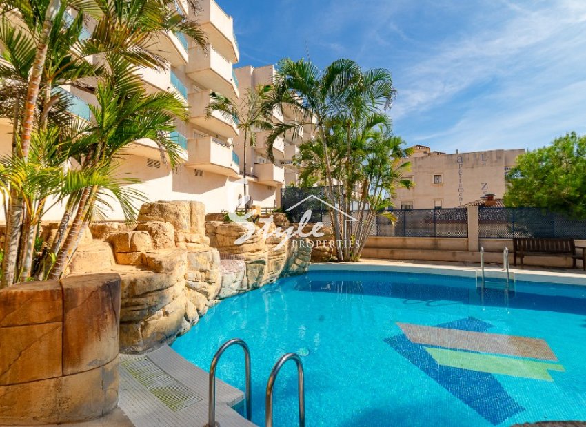 Se vende apartamento de 2 dormitorios con vistas al mar en La Zenia, Costa Blanca, España. ID2373