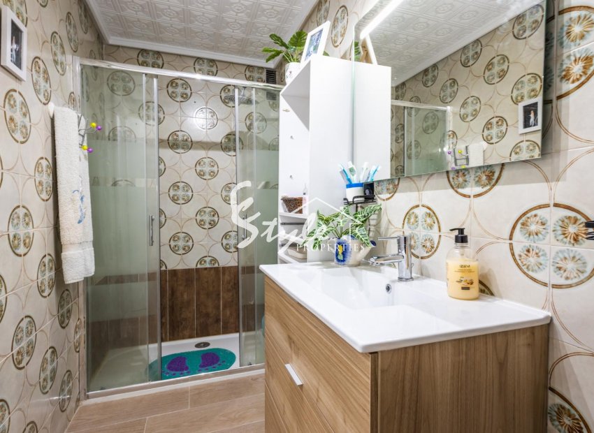 Se vende apartamento espacioso a 50 m de la playa en Torrevieja, Costa Blanca, España. ID2351