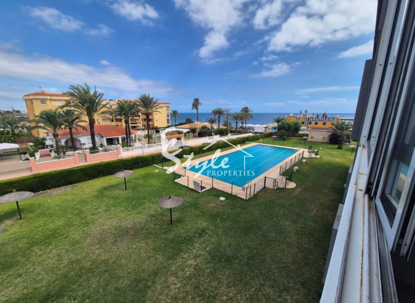 Se vende apartamento junto a la playa con vistas al mar en Punta Prima, Costa Blanca, España. ID1969