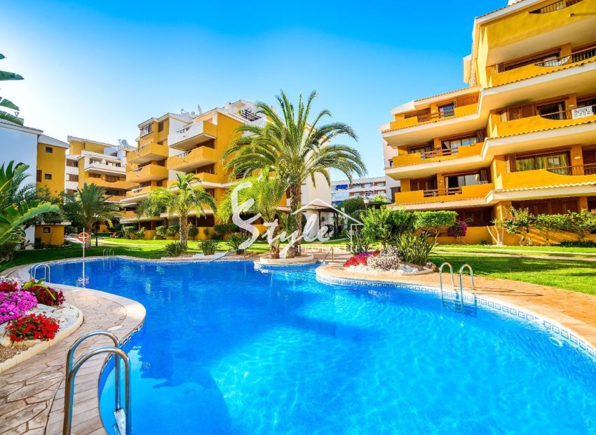 Se vende apartamento luminoso con vistas a la piscina en La Entrada, Punta Prima, Costa Blanca. ID2434